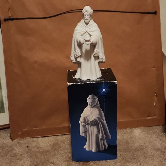 Avon 1982 Nativity Collectibles The  MAGI Balthasar Porcelain Figurine - Picture 6 of 8